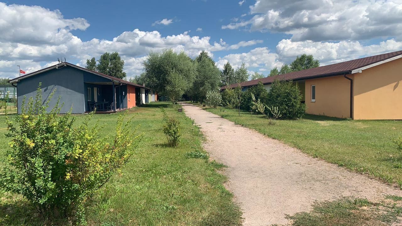 Дома для отпуска AVENTURIER CLUB houses in a line Rozhny-7